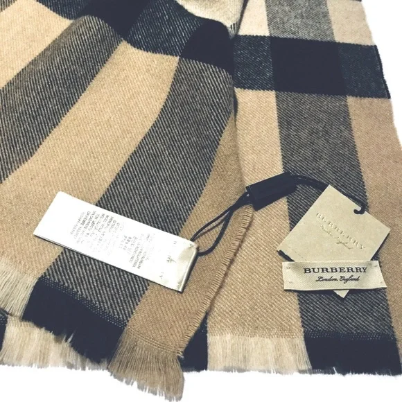 BURBERRY LASH FINGER GIANT EXPLODED CHECK SCARF. - Picture 4 of 4
